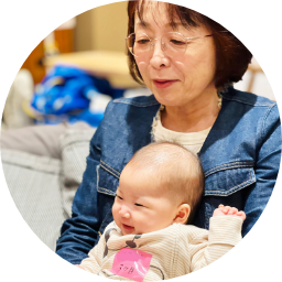 ベビチアさんが赤ちゃんを抱く