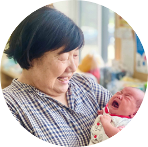 ベビチアさんが赤ちゃんを抱く