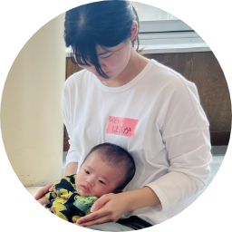 ベビチアさんが赤ちゃんをあやす