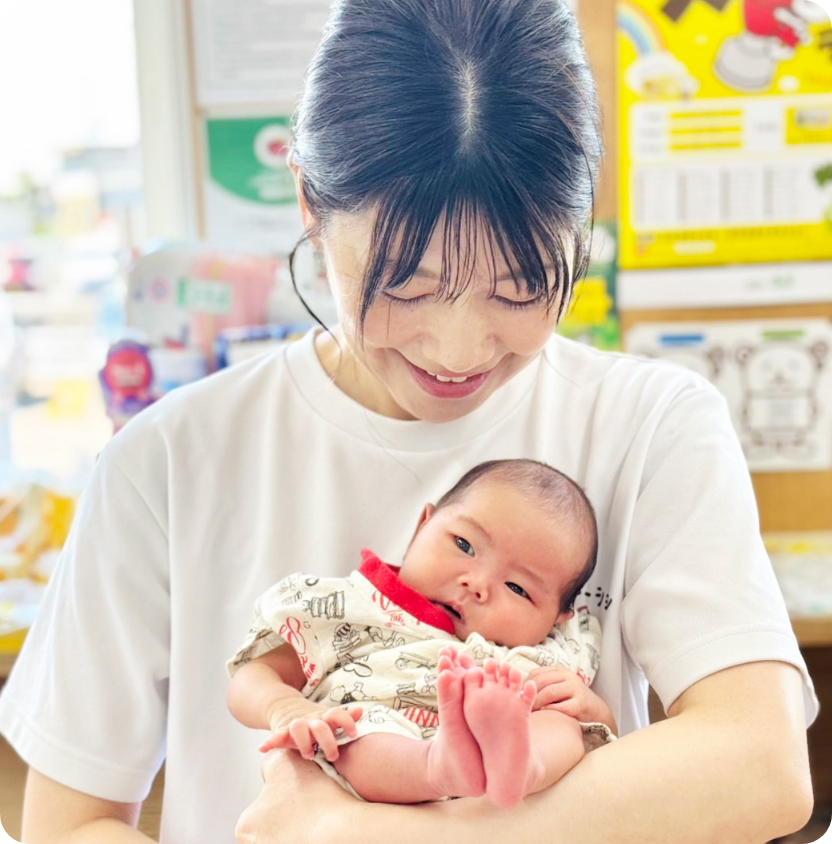 赤ちゃんを抱くスタッフ
