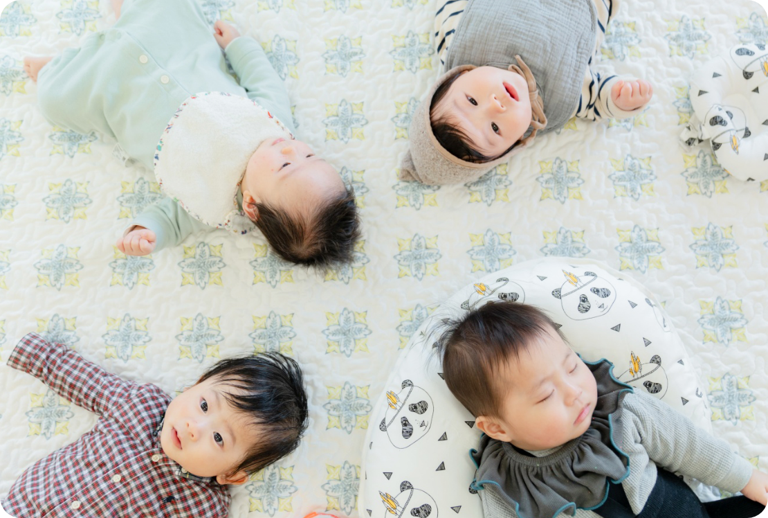 イベントに参加している赤ちゃんの写真