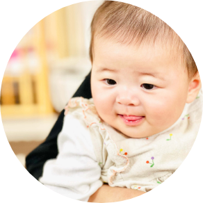 抱っこされる赤ちゃん