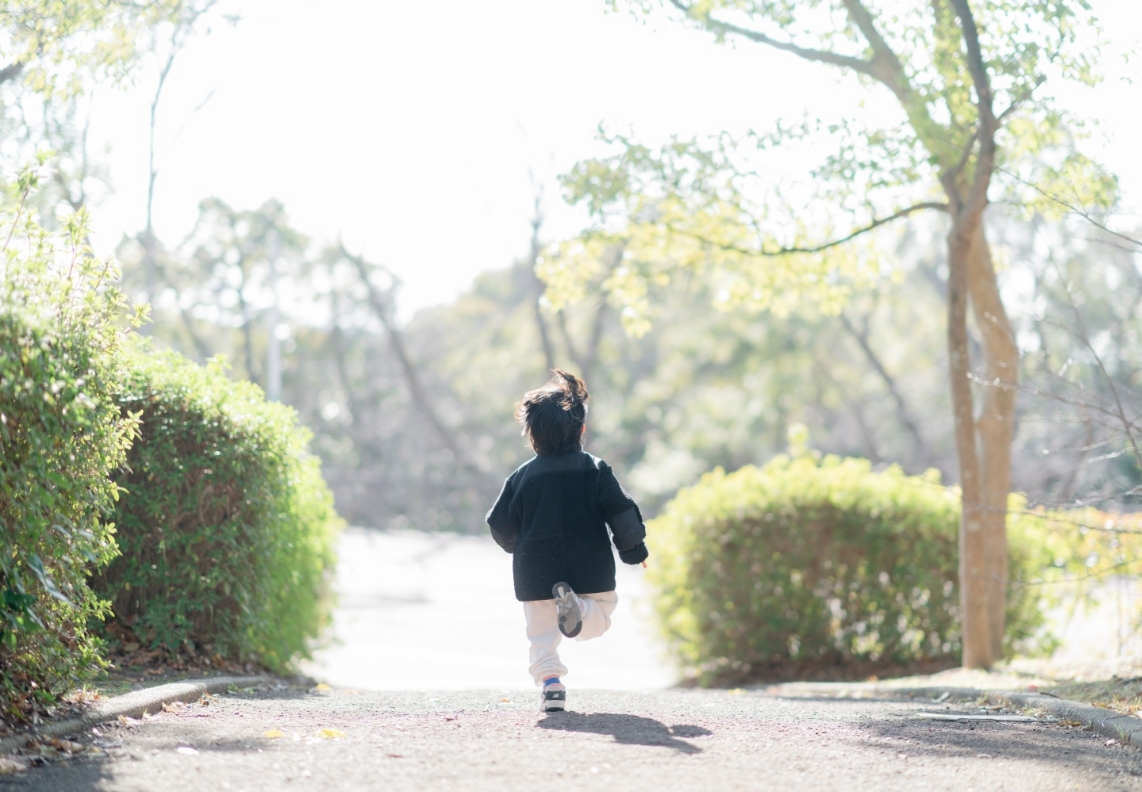 未来に向かう子供の後ろ姿