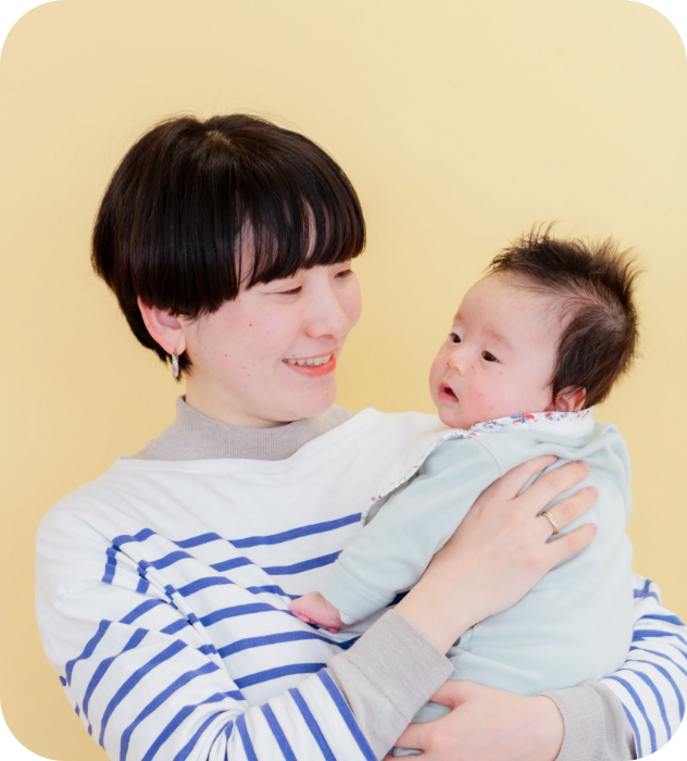 赤ちゃんを抱くママ